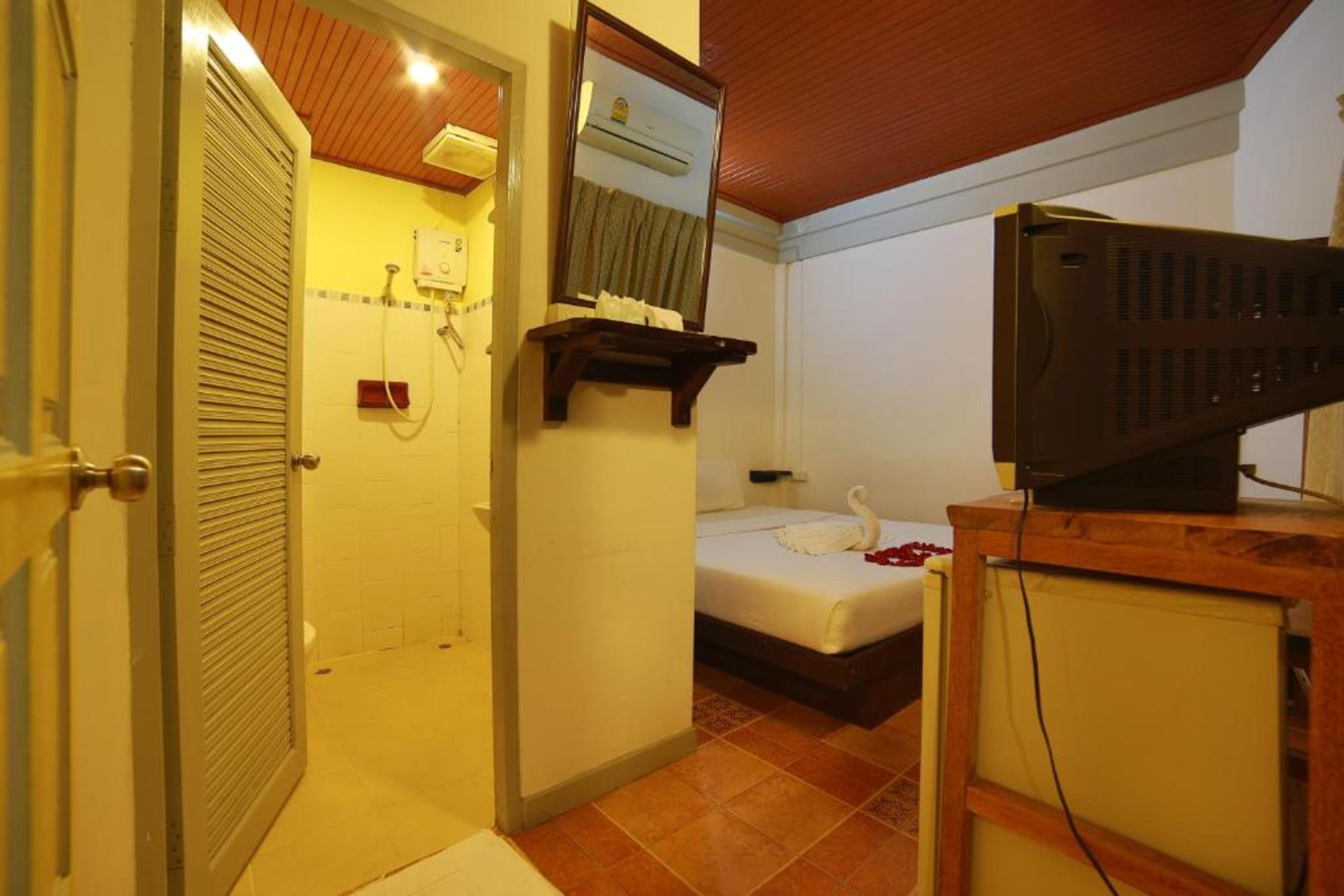 Relax Guesthouse Patong Extérieur photo