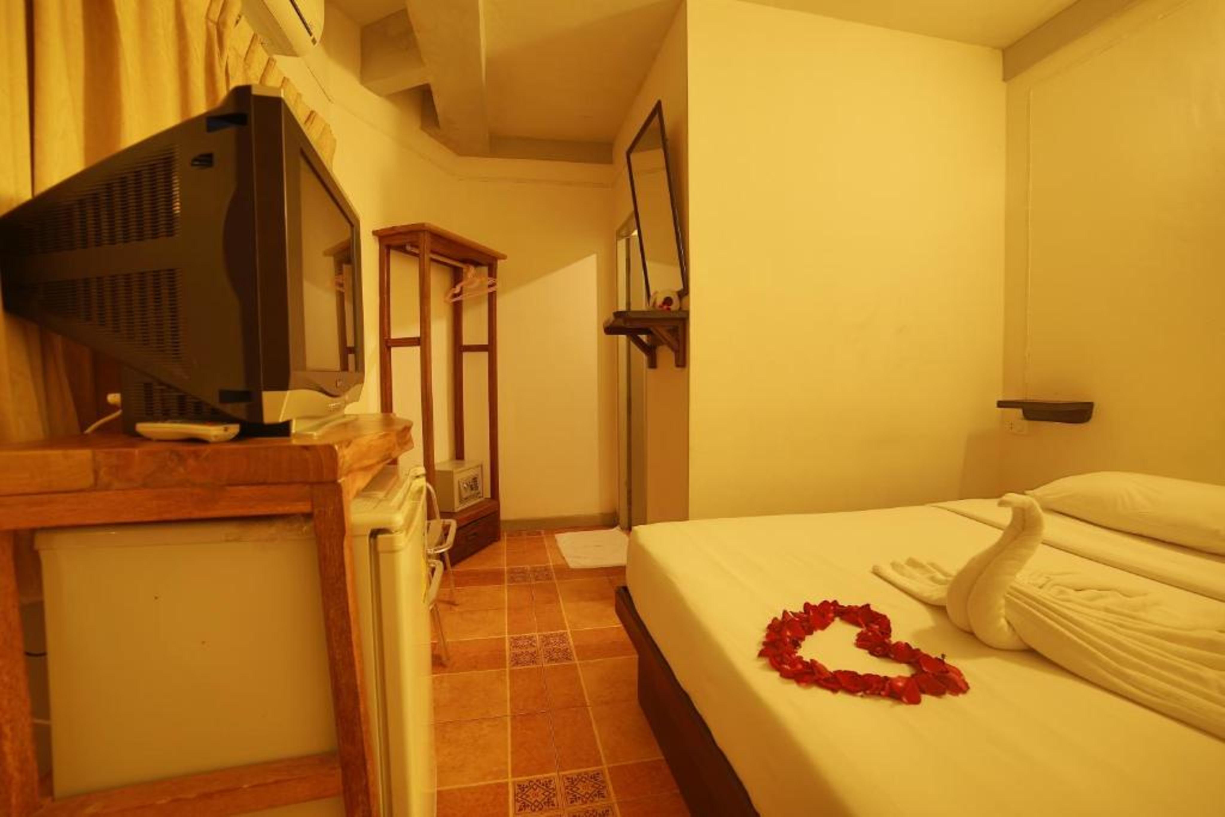 Relax Guesthouse Patong Extérieur photo